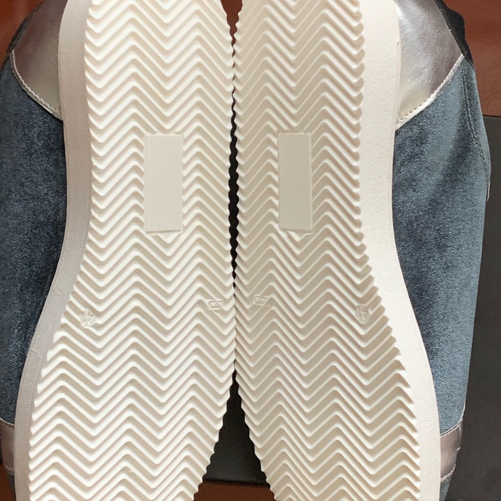 Sneakers(Unisex) - Picture 3 of 8